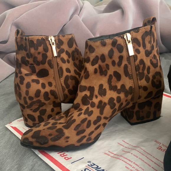 Beautiful leopard print booties - Picture 1 of 2